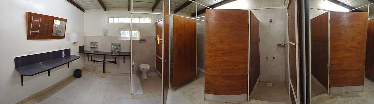 Vestuarios y baños equipados